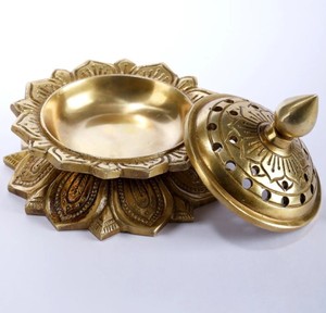 Brûleur d'encens en laiton plaqué or Fournitures d'église pour la maison et l'usage religieux décoratif Brûleur d'encens en laiton - Product Image 3