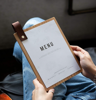 Menu en bois avec boucle en cuir, porte-menu de table élégant