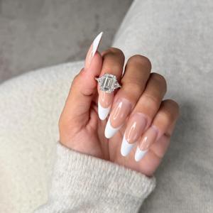 Anillo de Compromiso de Diamante Cultivado en Laboratorio con Corte Esmeralda de Lujo de 6.00 Quilates, Tres Piedras, Piedras Laterales Trillón, Certificado IGI, Oro Blanco de 18K - Product Image 3