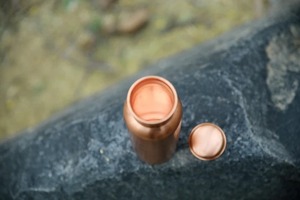 Bouteille en cuivre écologique moderne finition martelée bouchon d'étanchéité solide et résistant aux fuites pour le voyage et la maison - Product Image 3