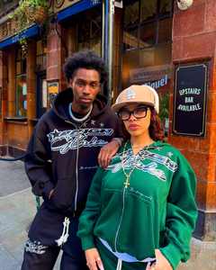 OEM Custom Heavyweight Sweatsuits Deux Pièces en Détresse Broderie Écusson Gym Shorts et Acid Lavage Strass Hoodie Ensembles pour Hommes - Product Image 3