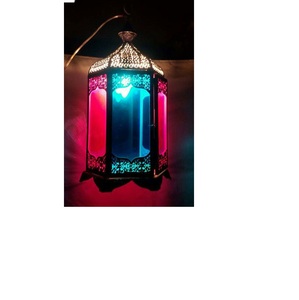 Farol Decorativo Artesanal para el Hogar, Hoteles y Bodas, Portavelas de Vidrio Colorido y Metal Largo - Product Image 1