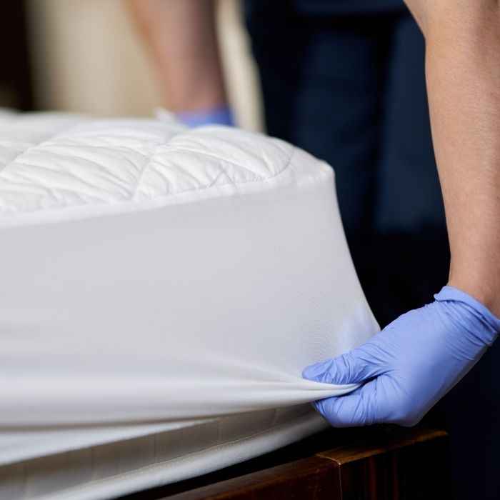 100% Microfiber Quilted Mattress Pad White Standard Twin Size Knitted Bed Mat for Home Use Fitted for Twin Beds