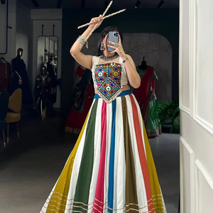 Navratri Special Rayon Lehenga con Gota Patti Work & Mirror Gamthi Work y Kodi Lace Touch Up con Zarkan Diamond Work Blusa - Product Image 2