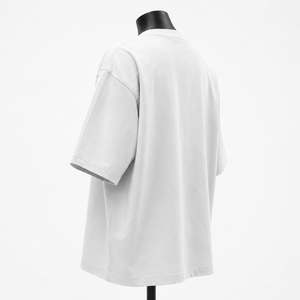 เสื้อยืดโอเวอร์ไซส์สีขาวสำหรับผู้ชาย แขนสั้น คอกลม ผ้าคอตตอนเจอร์ซีย์ พิมพ์ลายกราฟิก สไตล์ลำลองแนวสตรีท พร้อมลายพิมพ์ที่แขนขวา - Product Image 5