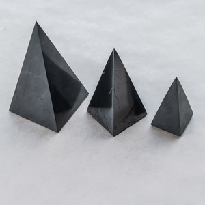 Pyramide haute en shungite polie de 3,5 po (90 mm) - Product Image 1