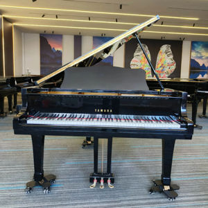 Piano de cola Yamaha G2E usado, negro, fabricado en Japón, acabado negro, sonido suave. - Product Image 1