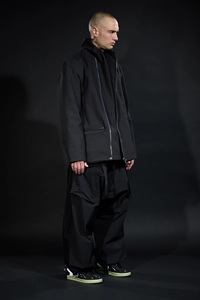 เสื้อกันลมมีฮู้ดสำหรับผู้ชายเสื้อแจ็คเก็ตคาร์โก้สีดำมีหลายกระเป๋างานตามสั่ง - Product Image 4