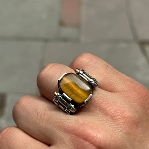 Bague pour homme en pierre naturelle œil de tigre, modèle balle, incrustation de pierres complexes, fabrication artisanale, prix le plus bas - Product Image 1