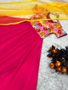 インドのパキスタン民族の結婚披露宴は、女性のための一致するデュパッタとシルク生地フローラルプリントロングアナルカリガウンを着用しますオンライン - Product Image 6