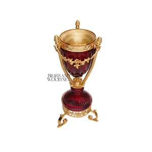 Quemador de Incienso de Cristal Rojo Real con Base de Latón Chapado en Oro, Elegante Mabkhara de Lujo Hecha a Mano - Product Image 1