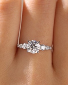 Bague de fiançailles Moissanite coupe ronde de 7mm | Solitaire avec pierres latérales | OEM de bijoux fins de mariage de mariée en or ou en argent - Product Image 1