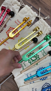 Juego de 8 diapasones de chakra de aluminio con peso y color, para sanación, con bolsas de chakra marcadas, 3 pies - Product Image 3