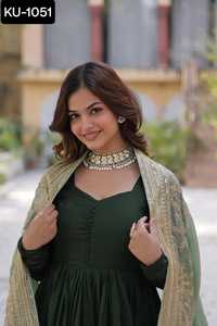 Les plus belles femmes de mariage et de festival portent des robes Vichitra Anarkali scintillantes avec des paillettes et brodées travail fantaisie Dupatta - Product Image 5