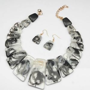 ชุดต่างหูสร้อยคอลายไม่เหมือนใครชุด2024ต่างหูสร้อยคออะคริลิกเรซินแนวพังค์แนวโบฮีเมียนสร้อยคอแฟชั่นเรซินเครื่องประดับแนวเรซินย้อนยุค - Product Image 4