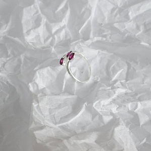 Anillo de Plata de Ley 925 con Tres Piedras de Rubí Natural Teñido, Engaste de Bisel, Bonito, Hecho a Mano, Elegante, para Mujer/Unisex, Ideal para Regalo - Product Image 3