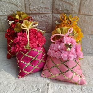Bolsitas de Terciopelo y Seda Hechas a Mano con Flores, Bolsitas Ecológicas con Cordón para Monedas, Joyas, Recuerdos de Shagun, Haldi, Jaggo, Noche de Eid - Product Image 1