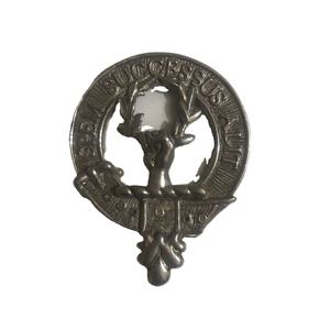 Emblema del Escudo del Clan Ross. Presenta una mano sosteniendo una guirnalda de junipero, que es el escudo del clan. - Product Image 1