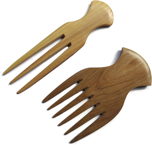 Peigne de poche en bois pour les poils du visage Peignes en bois de santal Peigne à moustache en bois d'acajou naturel pour et en vente - Product Image 3