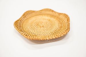 Assiette en rotin naturel conçue pour les intérieurs rustiques Maisons écologiques Cuisines de ferme et espaces de restauration en plein air de style campagnard - Product Image 5