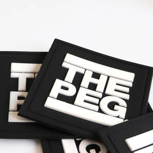 Écussons en caoutchouc personnalisés rouge et blanc avec logo King, motifs floraux et alphabets, écologiques, en relief 3D, à coudre pour vêtements et chapeaux - Product Image 3