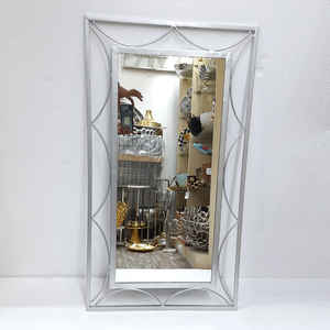 Miroir mural en aluminium de forme ronde en laiton fini antique Style fantaisie Luxe fait à la main Vente à chaud de la plus haute qualité - Product Image 2