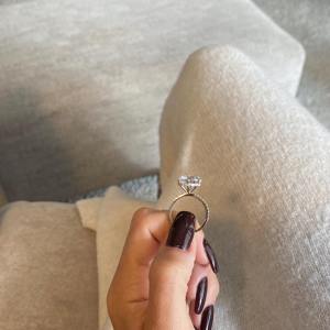 Anillo de Compromiso con Diamante Cultivado en Laboratorio de Corte Redondo de 6.35 Quilates, Certificado IGI, FVVS2, Engaste de Halo Oculto, Oro Blanco de 18k - Product Image 5