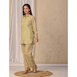 ชุดเซ็ตผ้าฝ้ายพิมพ์ลายบาริกบุตติสีมัสตาร์ดพาสเทล พร้อมเสื้อติดกระดุม - Product Image 5