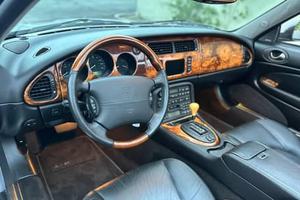 BEST SELLING 2002 Jaguar XKR Cabriolet, V8 suralimenté de 370 ch, non modifié - Product Image 4