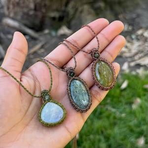 Nouveauté Collier en macramé vintage fait main avec pierres mélangées serties en forme ronde Taille 25 à 30 mm Pendentifs Chaînes Bijoux de mariage - Product Image 1