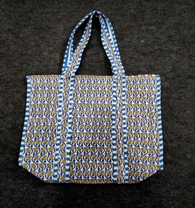 Trousse de toilette de luxe à imprimé ethnique, parfaite pour les escapades de week-end et les routines quotidiennes - Product Image 4