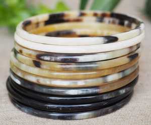 Modernas Pulseras de Moda Hechas a Mano con Cuerno de Búfalo Natural Ecológico de Uttar Pradesh, Personalizadas para Mujer - Product Image 1