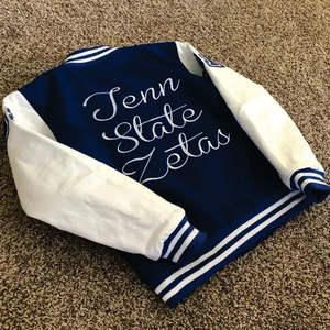 Chaqueta universitaria con cuello levantado personalizada para invierno de béisbol de escuela secundaria con logotipo de chenilla bordado en la parte delantera - Product Image 3