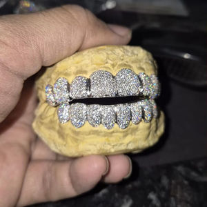 Rejillas Dentales con Diamantes VVS, Piedras Centrales Grandes, Rejillas Dentales Personalizadas, Fabricadas en Londres, Ajuste Perfecto, 8 Superiores y 8 Inferiores, Totalmente Engastadas, de Plata de Ley, para Niños - Product Image 1