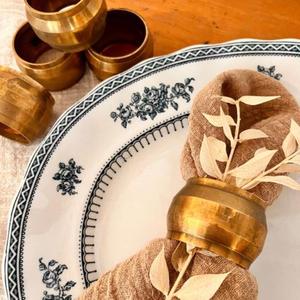 Servilleteros de latón hechos a mano con texturas martilladas únicas y perfectos para agregar encanto artesanal a su decoración de comedor - Product Image 4