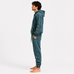 Chándal moderno para hombre con detalles desgastados, construcción cómoda y una silueta relajada para un estilo urbano. - Product Image 2
