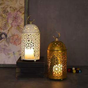 Lanterne en métal doré de luxe en forme de croissant avec des découpes complexes Lumière de bougie chaleureuse Élégante décoration de table et cadeau pour le Ramadan - Product Image 4