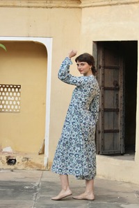 เดรสเชิ้ตลำลองแขนยาวพิมพ์ลายดอกไม้สีน้ำเงินสำหรับผู้หญิงเดรสหรูหราออกแบบโลโก้ได้ตามต้องการ - Product Image 2