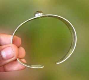 กำไลข้อมือเงินแท้ทำมือประดับลาบราโดไรต์สีน้ำเงิน ปรับขนาดได้ ดีไซน์หรูหราสไตล์โบฮีเมียน ของขวัญเครื่องประดับสุดพิเศษ - Product Image 4