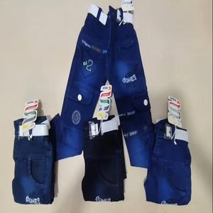 Jeans style hip hop pour garçons et enfants de qualité en vente en gros pantalon de coupe régulière avec salopette tissu tricoté style pantalon délavé tendance - Product Image 1