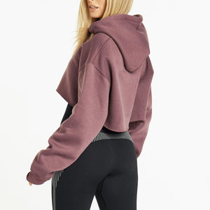 Vente en gros de sweat-shirts à capuche courts pour femmes, en coton uni, avec logo sur le devant, style streetwear décontracté, épaules tombantes, sweat-shirt à capuche court pour femmes - Product Image 3