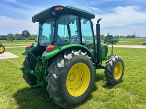 Tractor de Ruedas John Deere 5060E Usado, Tracción en las 4 Ruedas, Transmisión por Engranajes, Tractor Utilitario Agrícola con Cabina Cerrada - Product Image 2