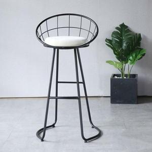 Tabouret de bar chic en bois et en fer avec une esthétique propre et des sièges confortables, parfait pour les configurations de bar à domicile modernes - Product Image 4