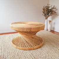 Grande table ronde en rotin tissé à la main de style luxueux belle et artistique table décorative à l'intérieur de la maison