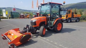 Tracteur compact Kubota B2 261H, 26 CV, quatre roues motrices, diesel, avec chargeur frontal et pelle arrière pour l'agriculture, d'occasion - Product Image 4
