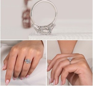 Anillo de Compromiso de Lujo de Oro de 14K con Diamante Cultivado en Laboratorio de Tres Piedras en Forma de Pera de 3.53 CTTW, Claridad VVS2, Chapado en Rodio, Certificado IGI, Venta al por Mayor - Product Image 5