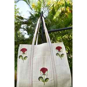 Bolso Tote de Moda Hibisco Rojo con Cierre de Cremallera, Forro de Algodón de Color Sólido, Hecho a Mano en Jaipur, Estampado Tradicional a Bloque - Product Image 4
