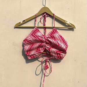 Top en coton tricoté rose et blanc avec motif en zigzag, longueur courte, ajouré et avec des glands, rembourrage amovible - Product Image 1