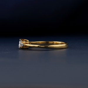Bague de fiançailles en or jaune 14 carats bleu clair trillion et taille baguette minuscule diamant cultivé en laboratoire bague de mariage appropriée pour son cadeau - Product Image 2