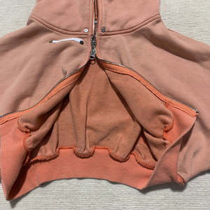 Hoodie court Y2K pour femme, coupe ample, entièrement zippé, en coton French Terry délavé, avec broderie effet usé sur le devant - Product Image 3